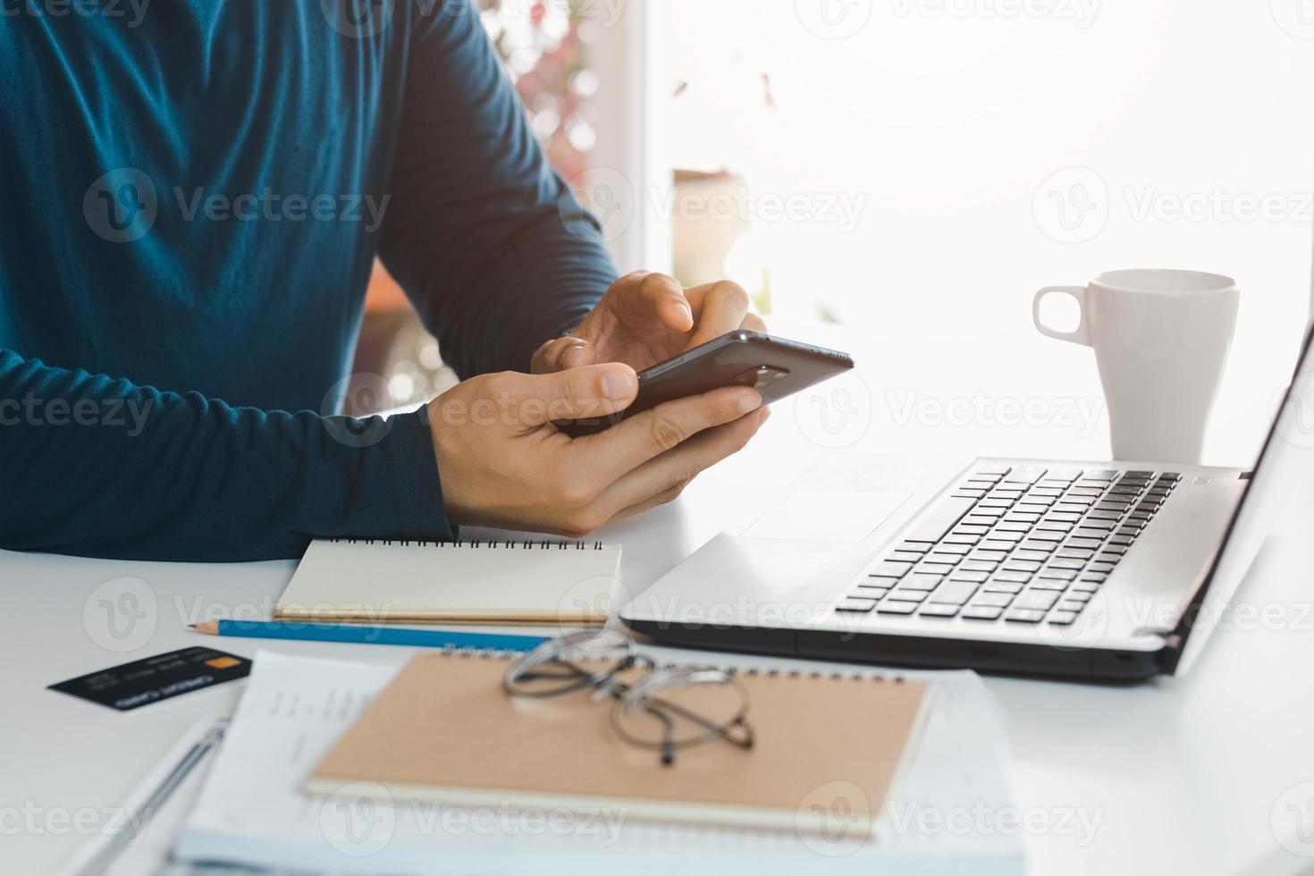 lavoro utilizzando il telefono cellulare digitando computer mobile chat laptop contattaci nei luoghi di lavoro, pianificazione idee investitori ricerca su Internet, idee che collegano le persone. foto