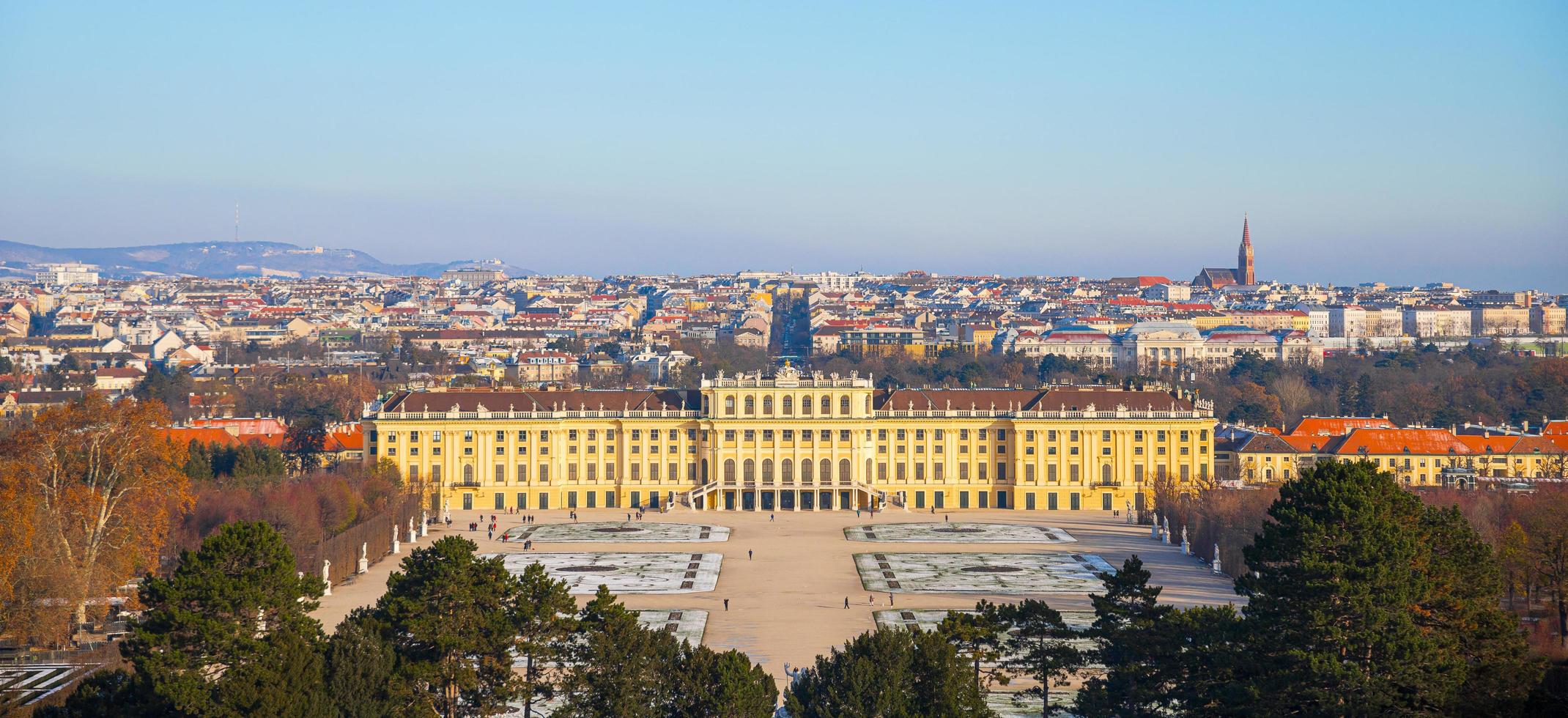 vienna, austria, 2021 - facciata del palazzo imperiale di schonbrunn foto