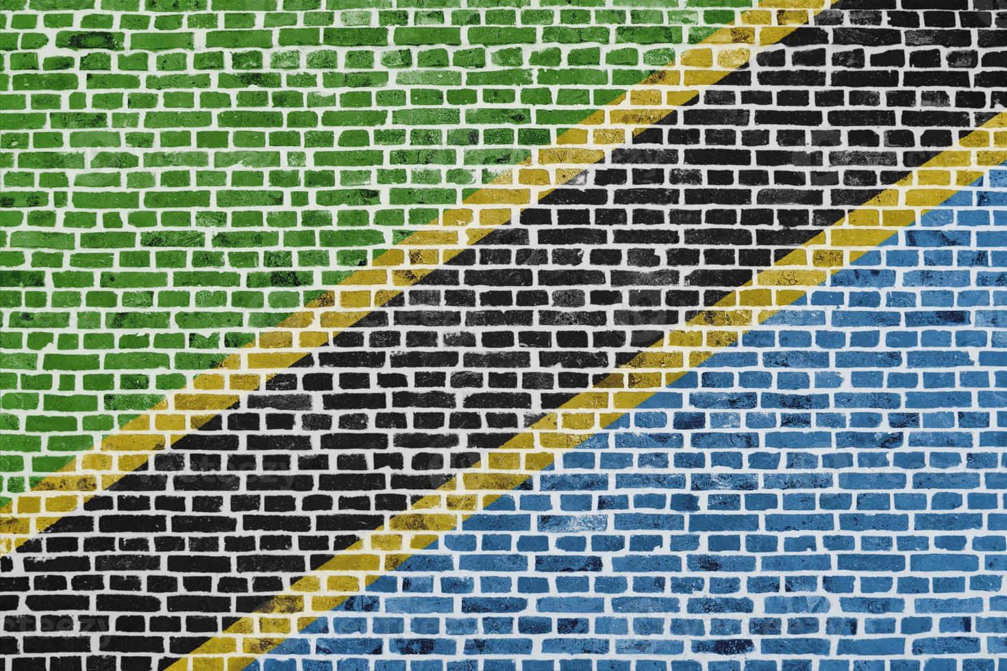 bandiera della tanzania dipinta su un muro di mattoni foto