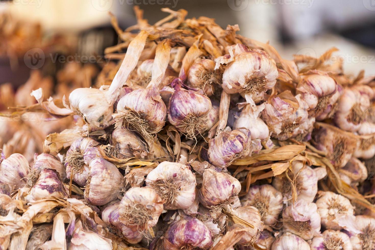 pila di garlics su una bancarella del mercato foto