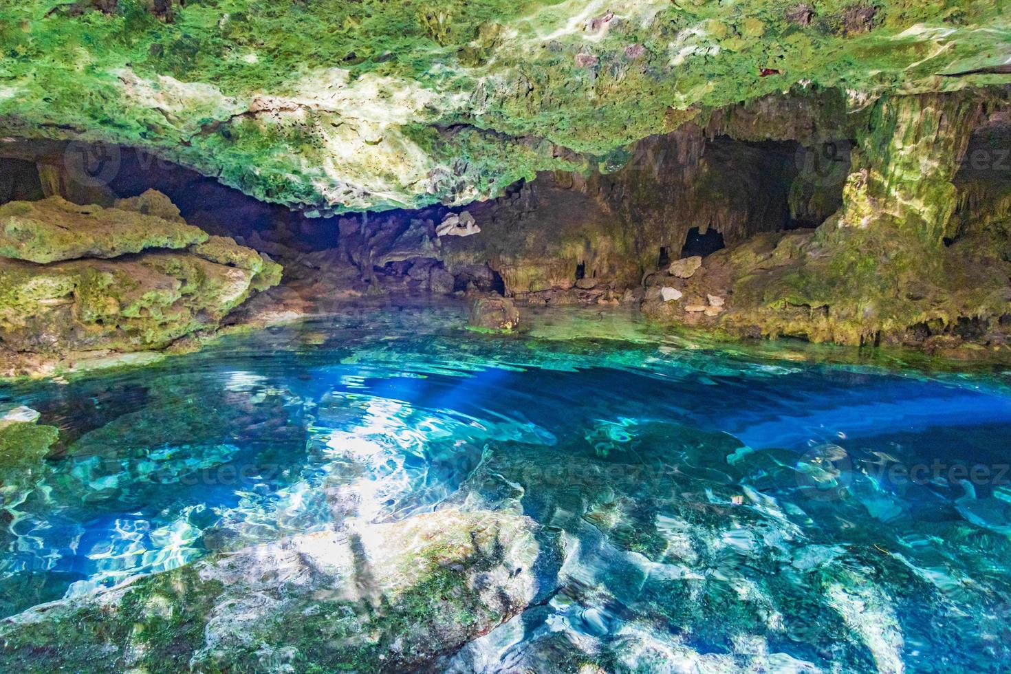 blu turchese acqua calcare grotta dolina cenote tajma ha messico. foto