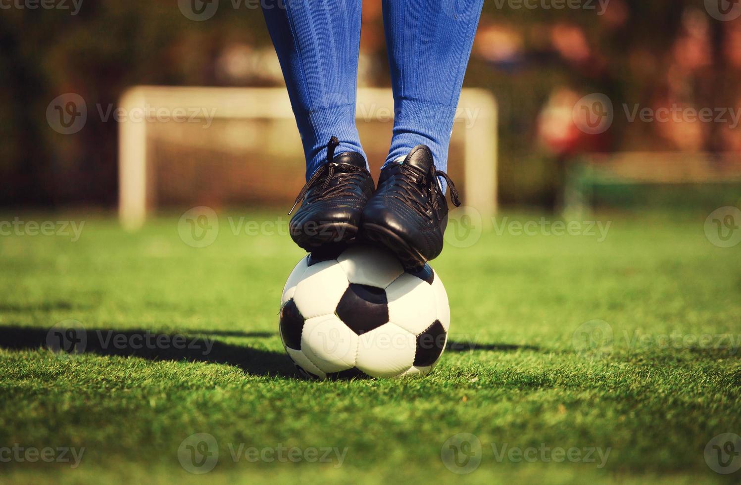 pallone da calcio sul parco giochi verde. concetto di calcio foto