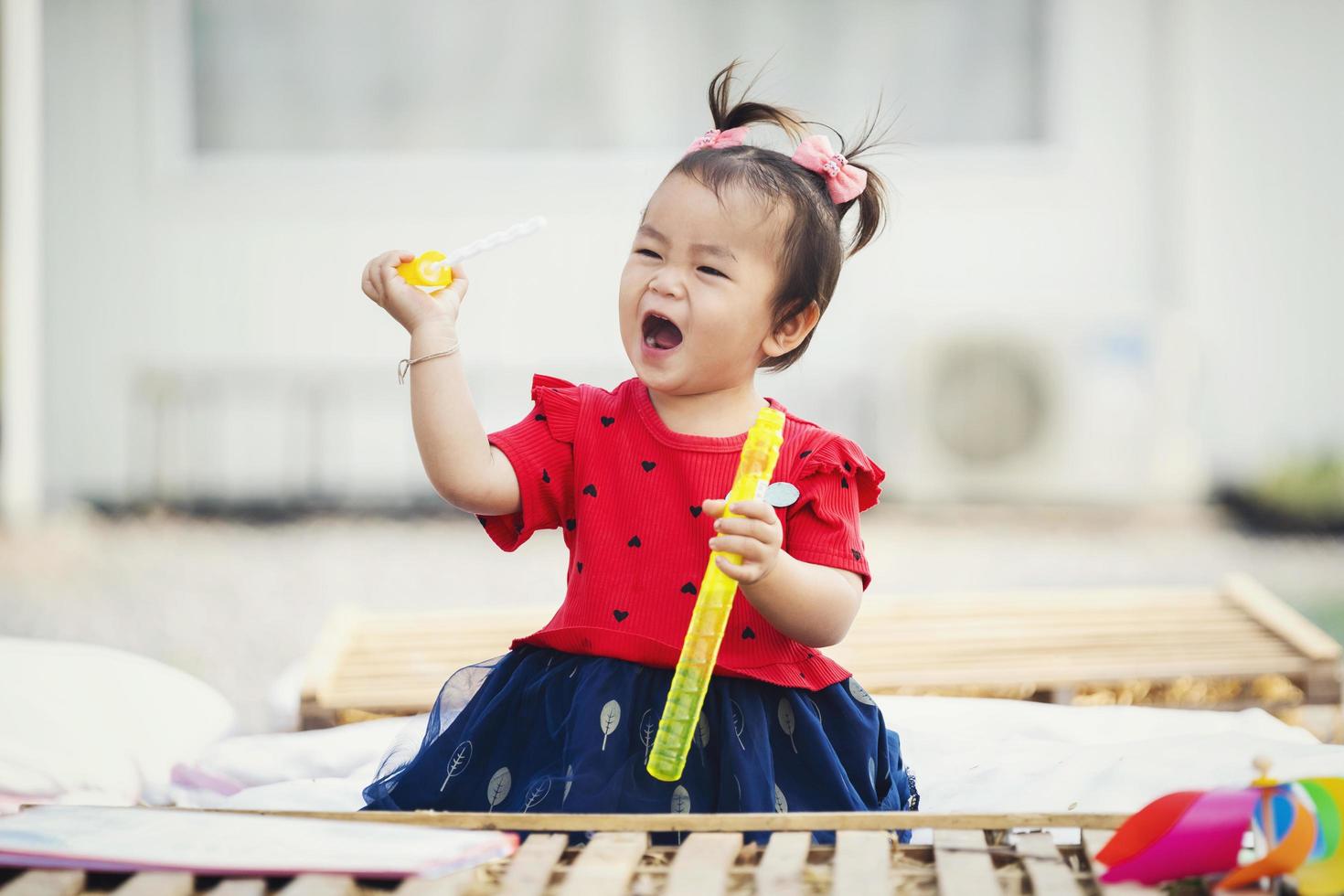 bambina asiatica che gioca con i giocattoli a casa foto