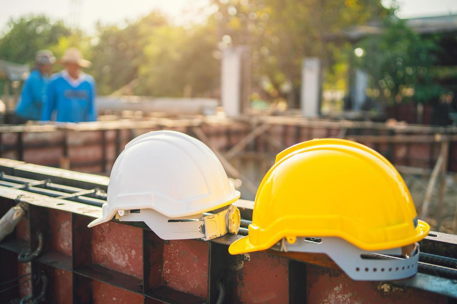 casco bianco e giallo su acciaio in cantiere foto