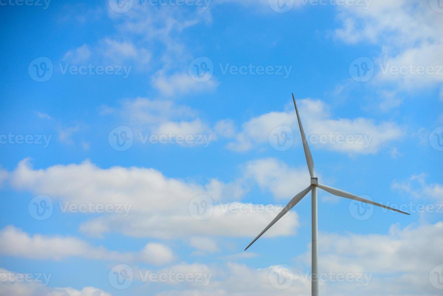 turbine eoliche con cielo blu foto