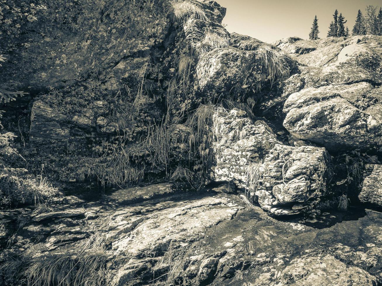 rocce e acqua di fiume della bellissima cascata rjukandefossen hemsedal norvegia. foto