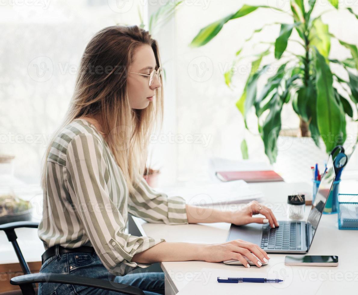 giovane donna che lavora su un computer foto