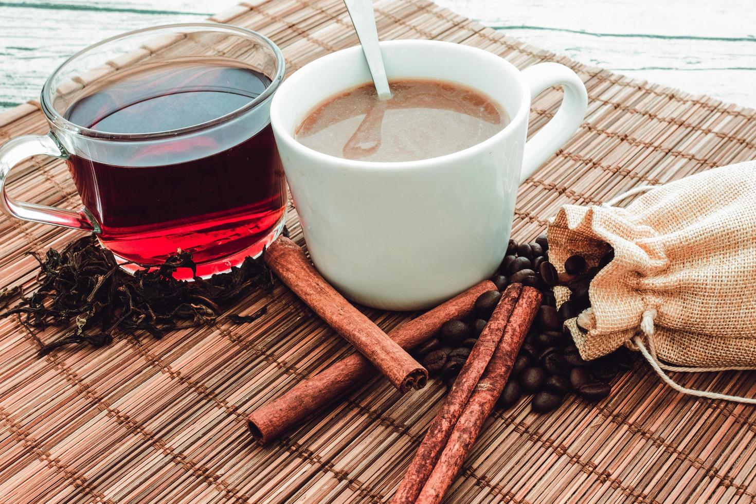 caffè caldo con tè caldo e chicchi di caffè, foglie di tè foto
