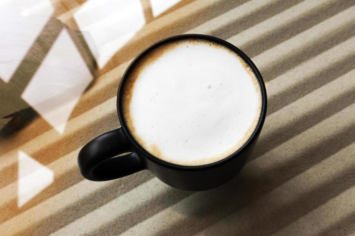 caffè caldo in vetro su tavola di vetro con motivo interno. foto