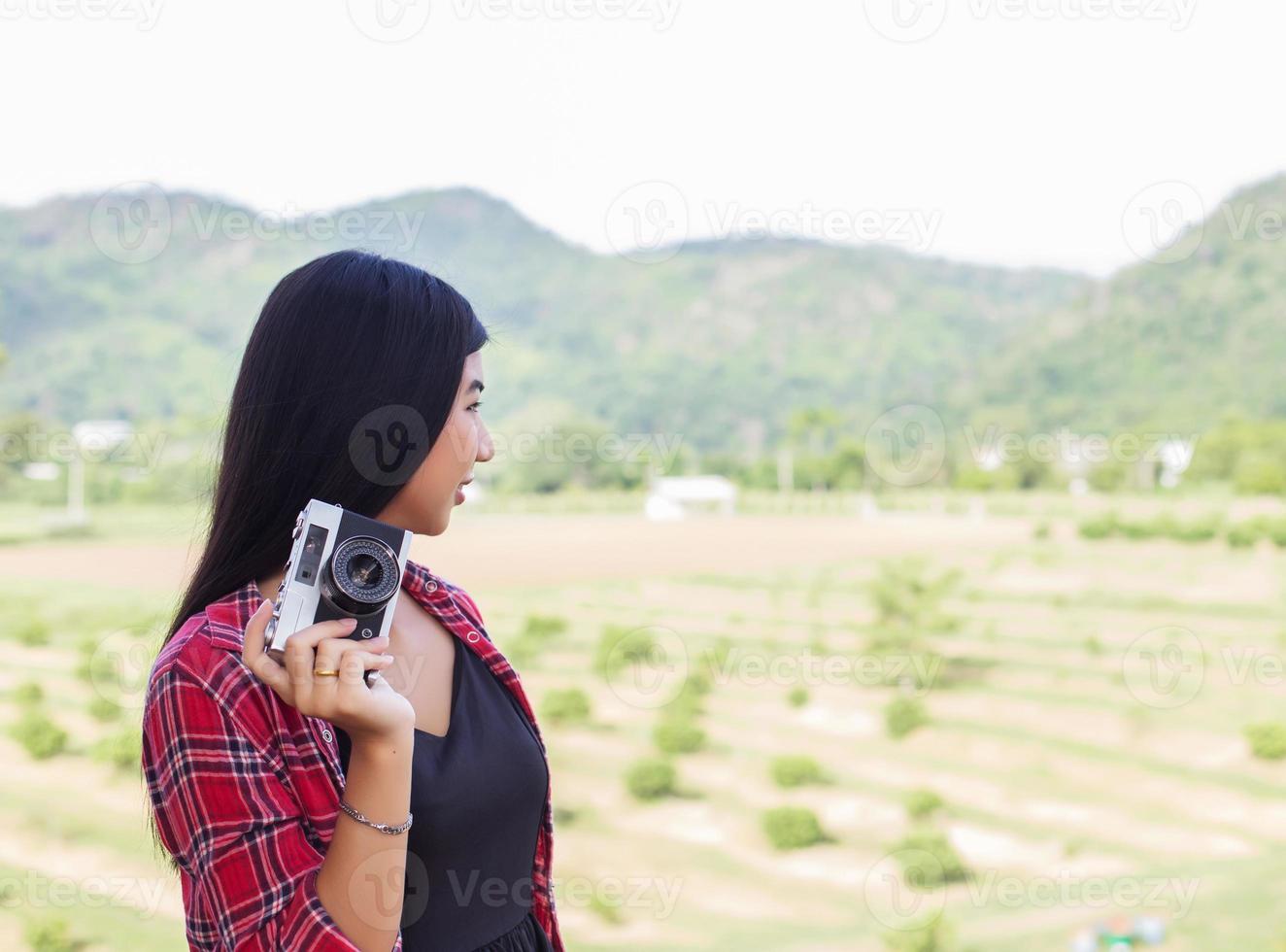 fotografo di giovane donna hipster in possesso di una macchina fotografica d'epoca. foto