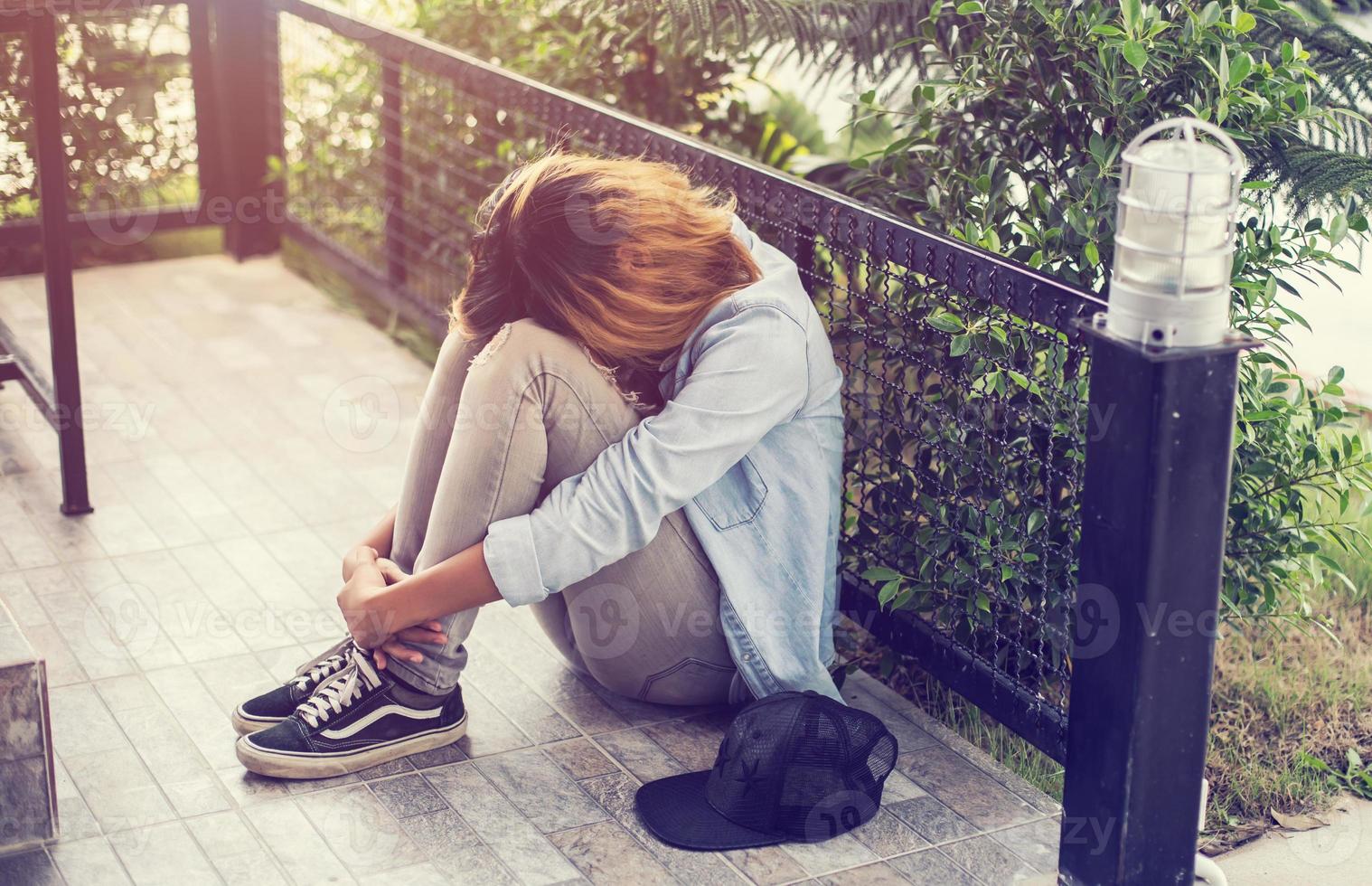 donna triste abbraccia il suo ginocchio, nessuno foto