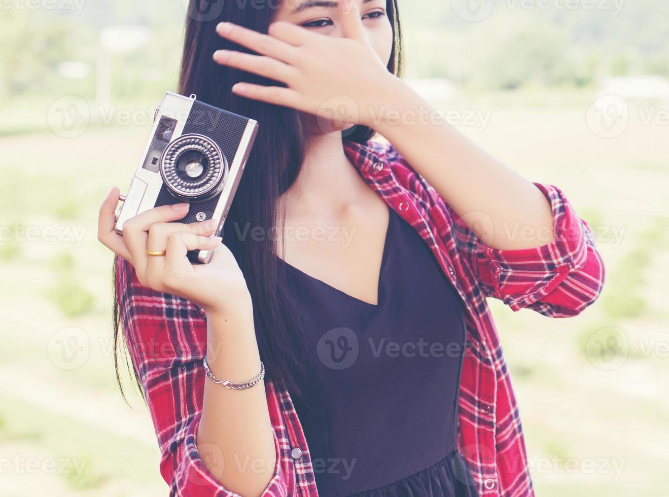 fotografo di giovane donna hipster in possesso di una macchina fotografica d'epoca. foto