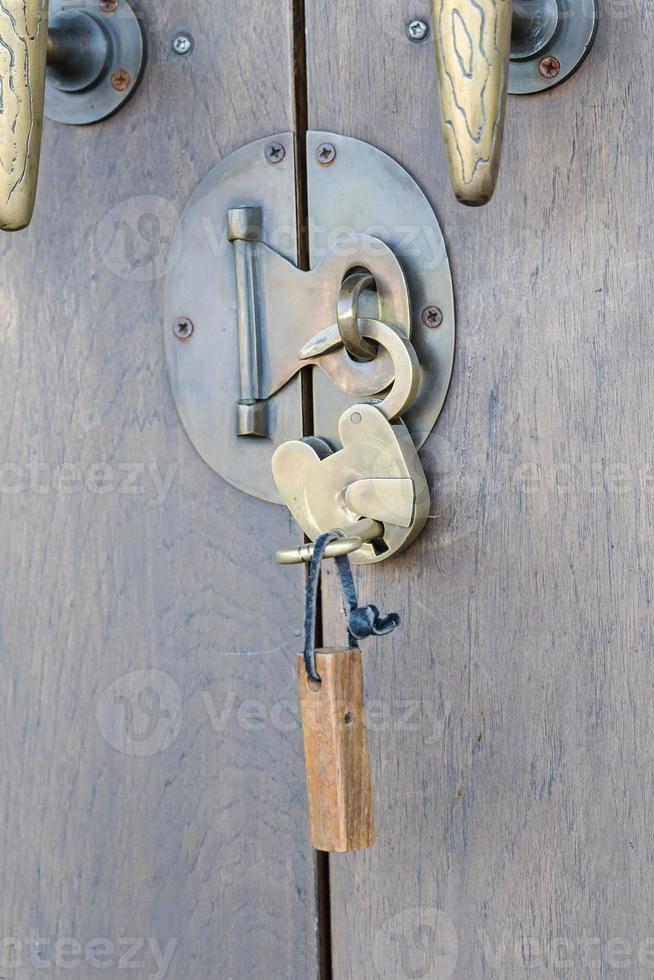 antica serratura in ottone su porta di legno foto