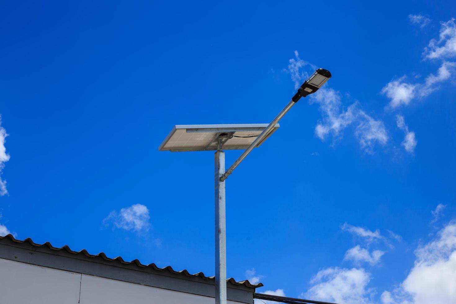 illuminazione stradale a led alimentazione celle solari foto