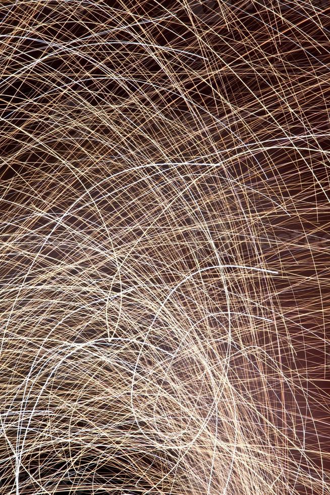 foto dettagliata di fuochi d'artificio su sfondo nero con movimenti artistici della fotocamera