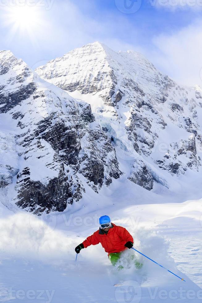 freeride nella neve fresca e polverosa - uomo sci downhi foto
