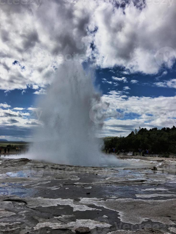 una vista di un geyser in Islanda foto