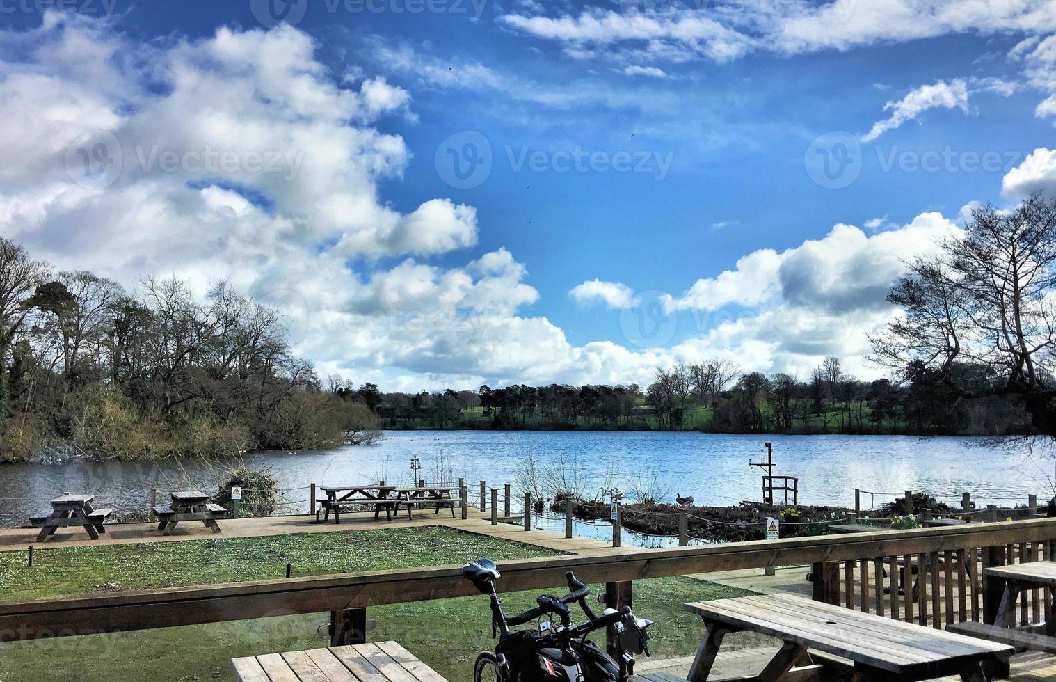 una vista del lago ellesmere foto