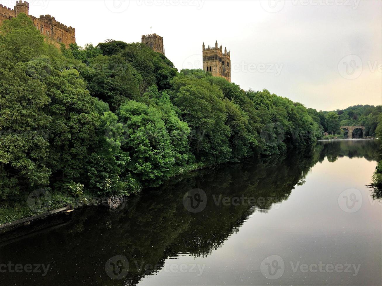 una vista della cattedrale di Durham dall'altra parte del fiume usura foto