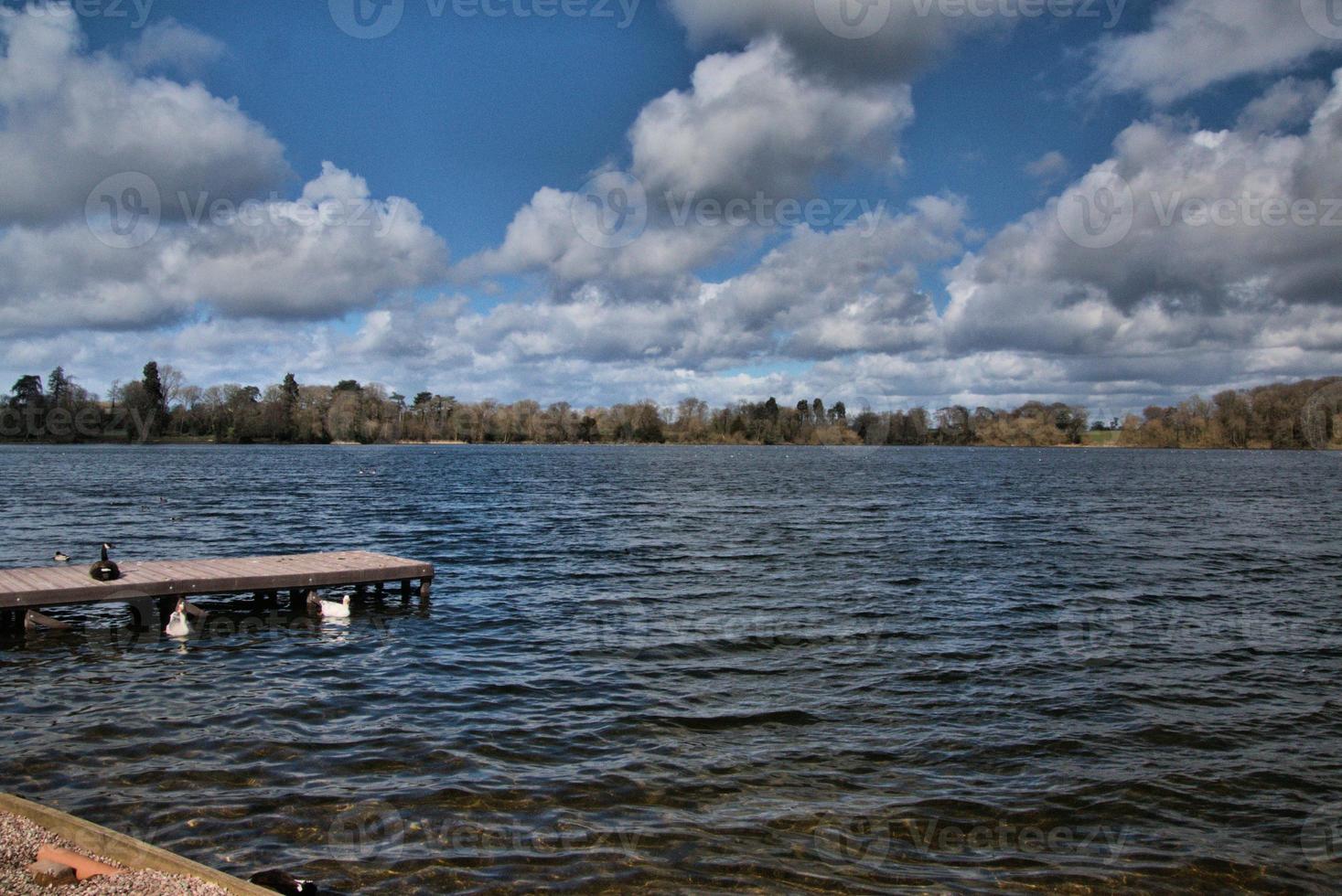 una vista del lago ellesmere foto