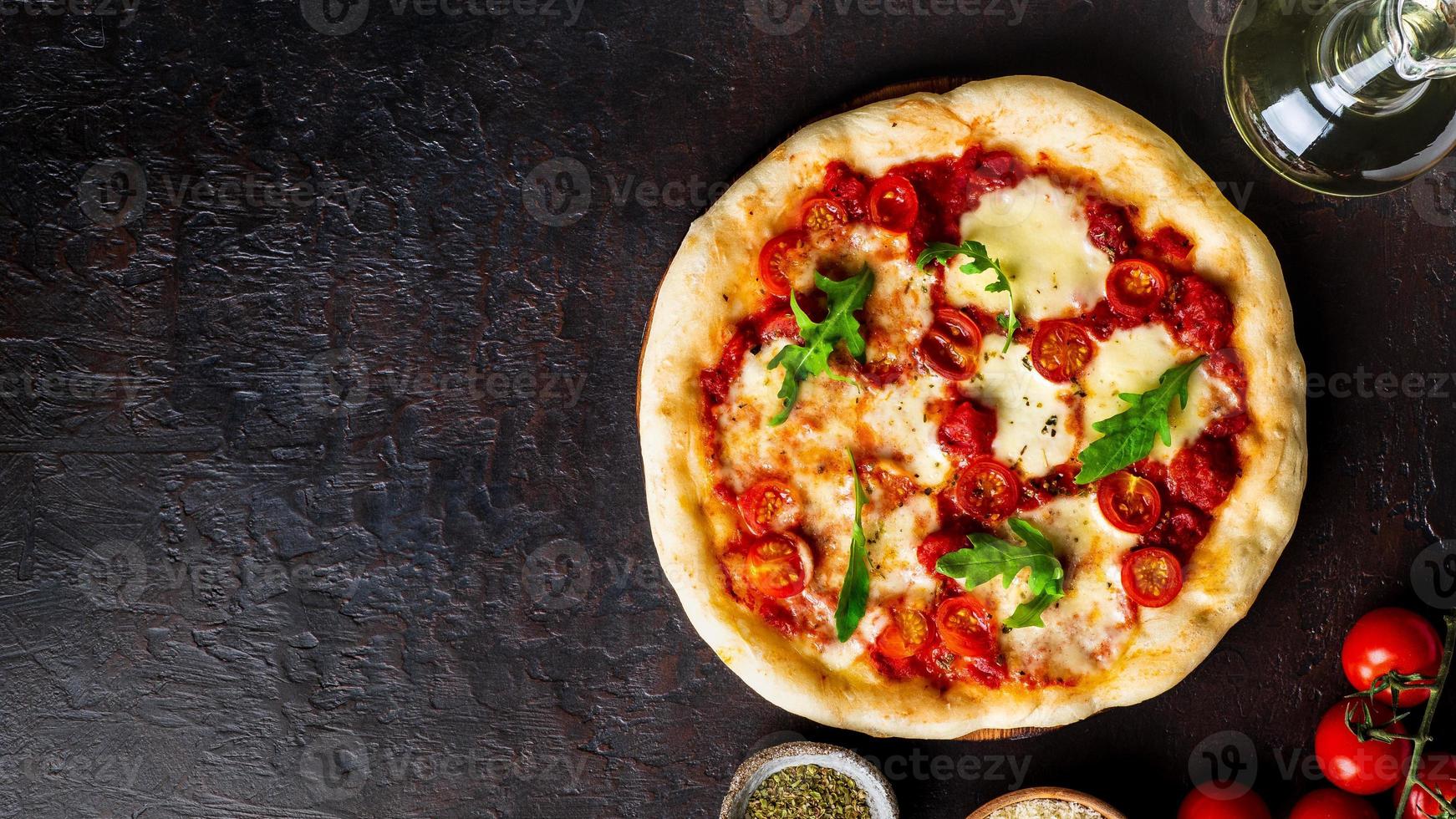 pizza italiana calda fatta in casa margherita con mozzarella e pomodori foto