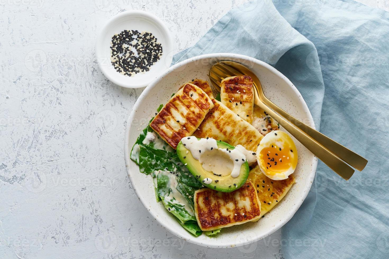 dieta chetochetogenica uova sode con avocado e lattuga su sfondo pastello vista dall'alto foto