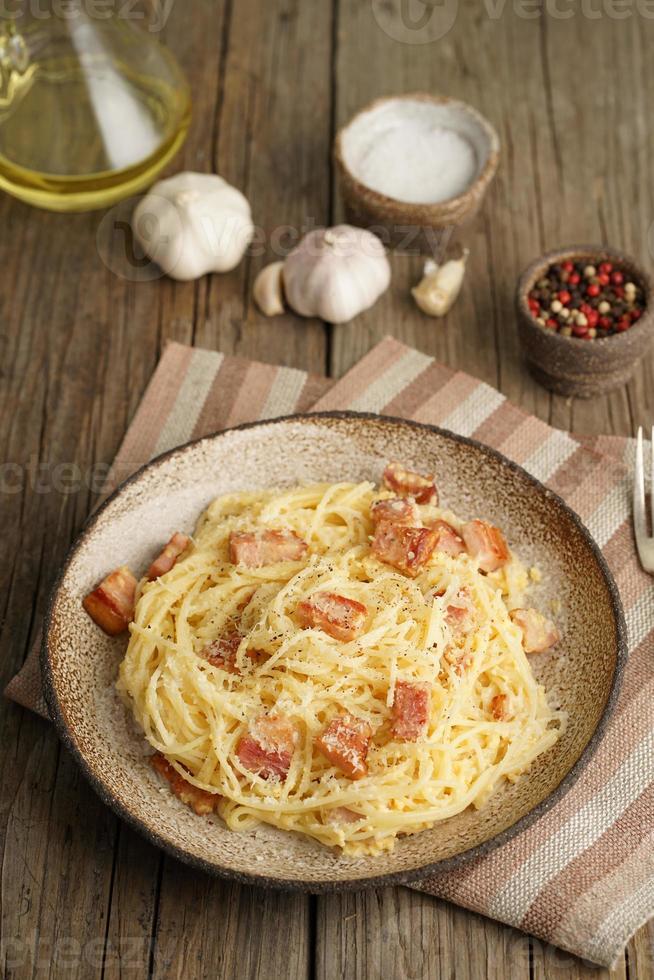 pasta alla carbonara. spaghetti con pancetta, uovo, parmigiano. vista laterale, verticale. cucina tradizionale italiana. foto