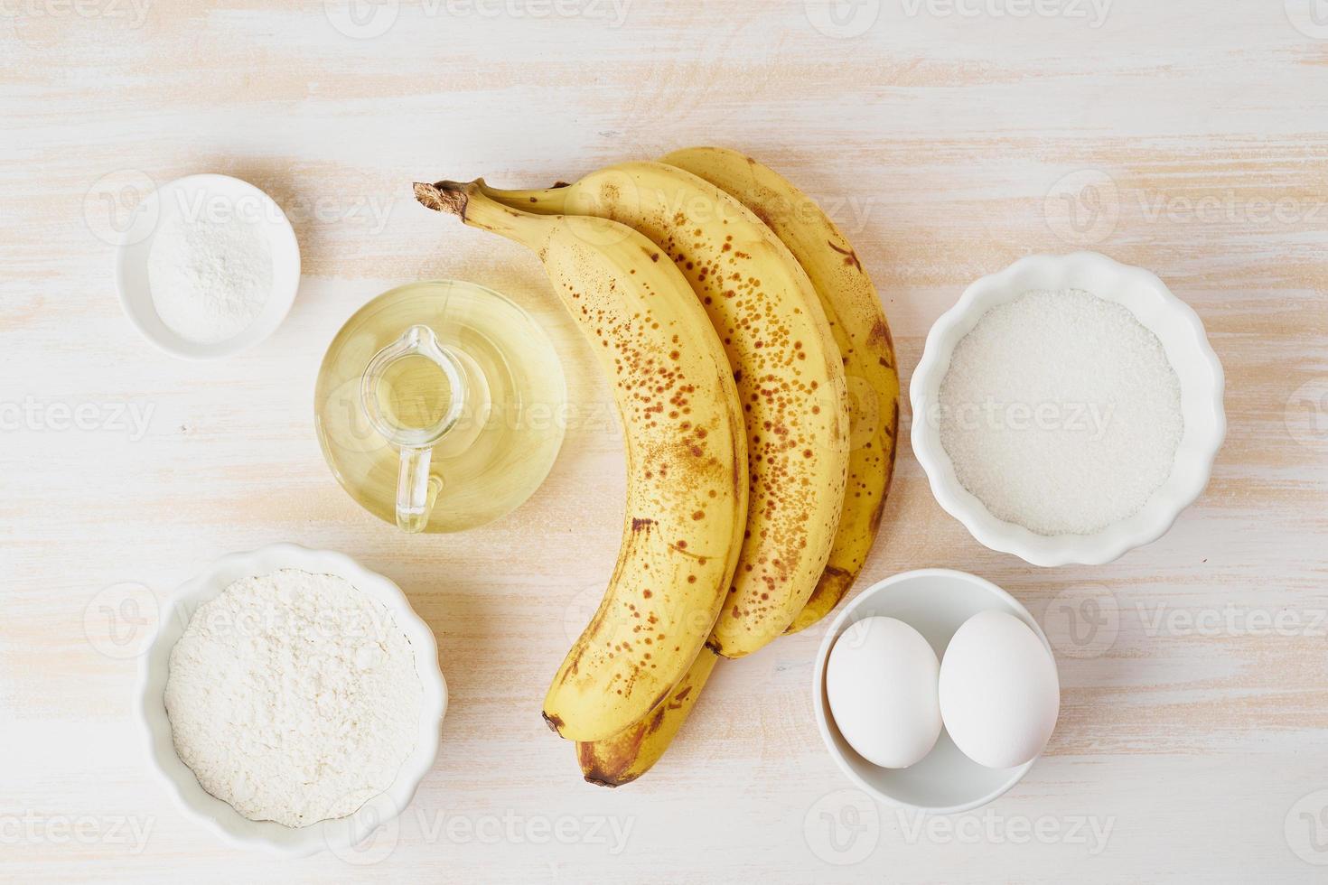 ingredienti per il pane alla banana. ricetta passo passo banana, farina, uova, olio, zucchero foto