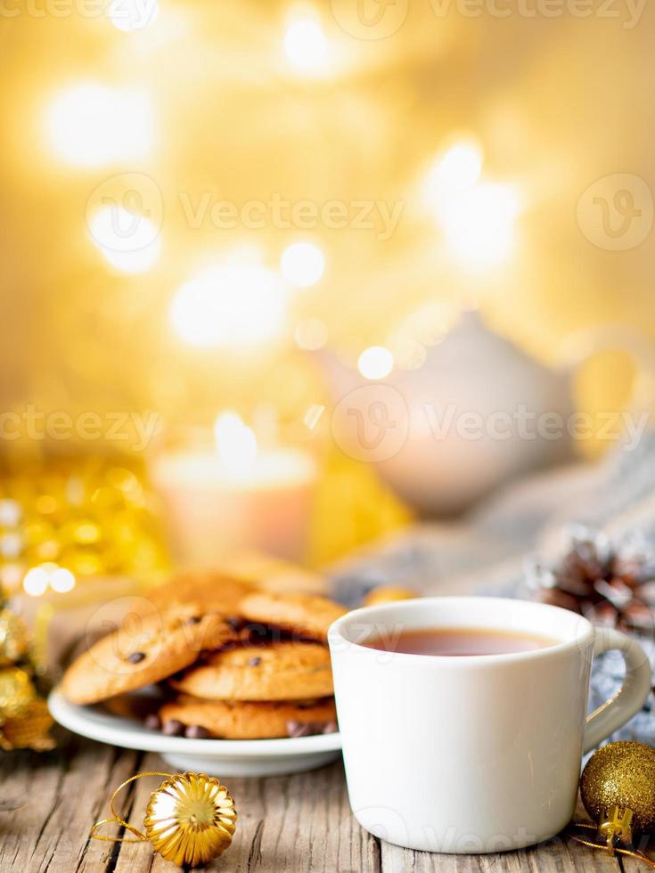 serata accogliente, tazza di bibita, decorazioni natalizie, candele e ghirlande di luci foto