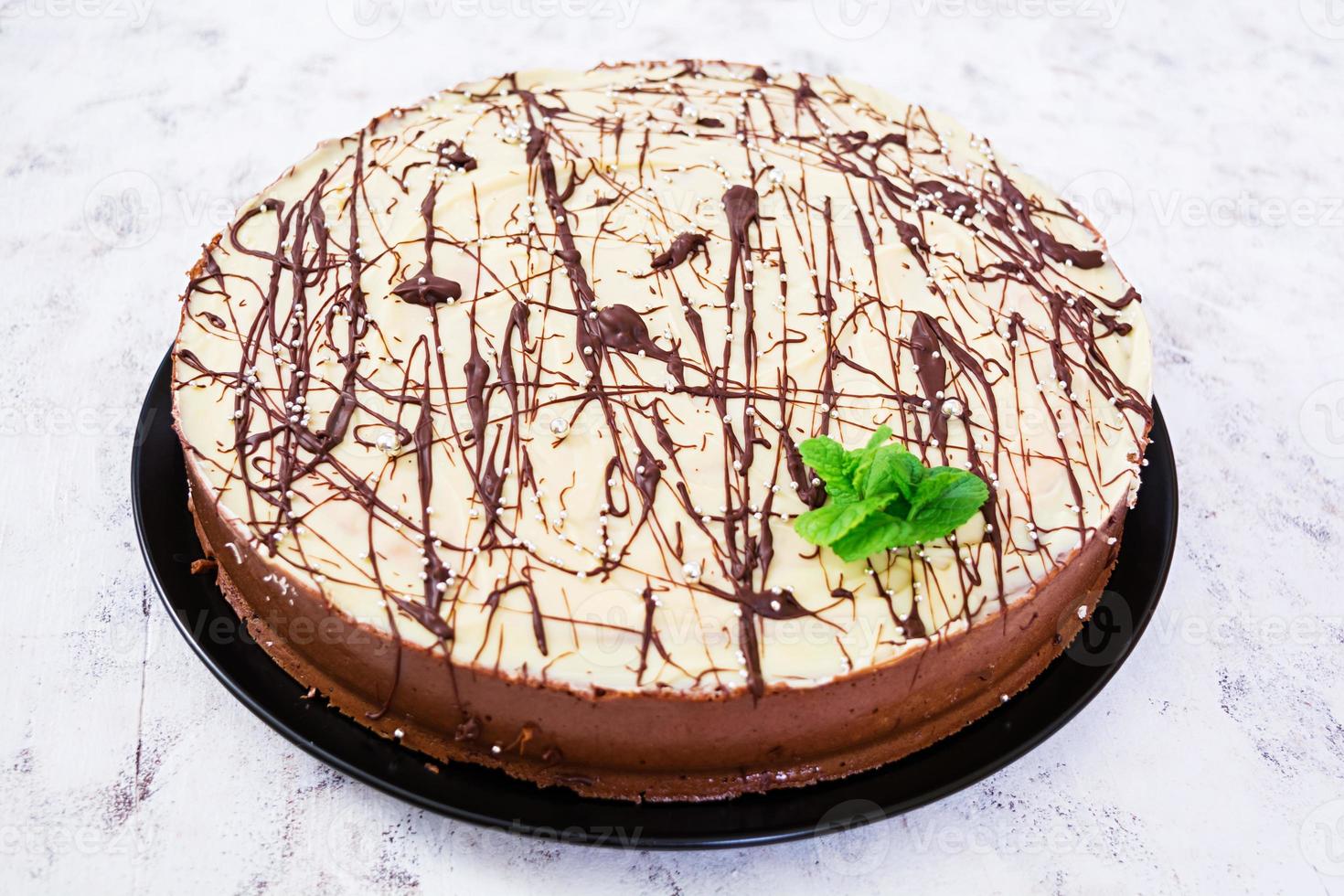 torta di latte di piccione su sfondo bianco foto