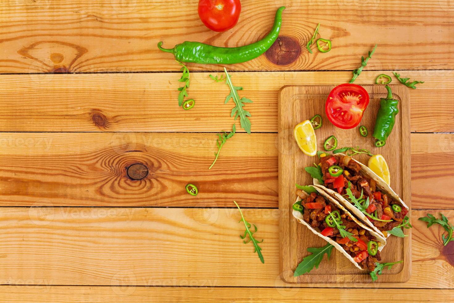 tacos messicani con carne di manzo in salsa di pomodoro foto