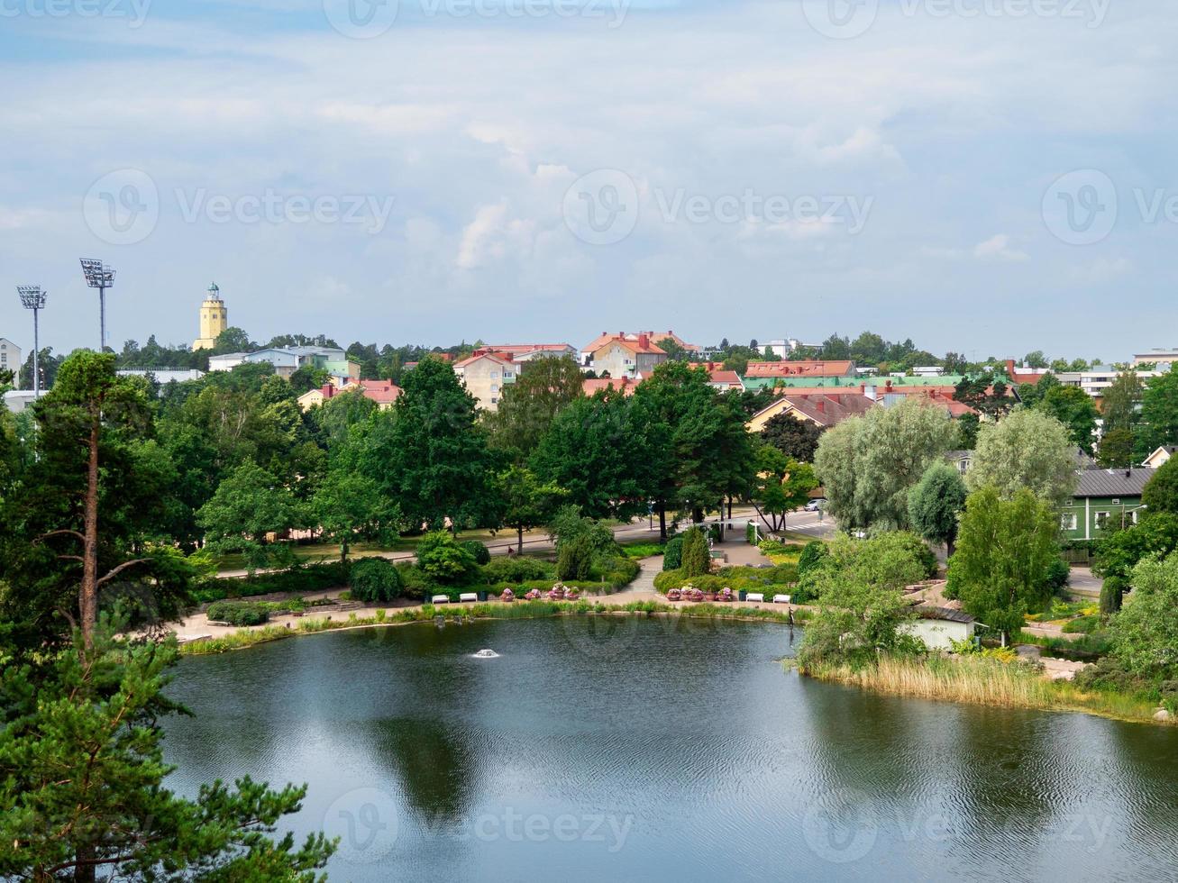 kotka vista sulla città dal parco sapokka, finlandia foto