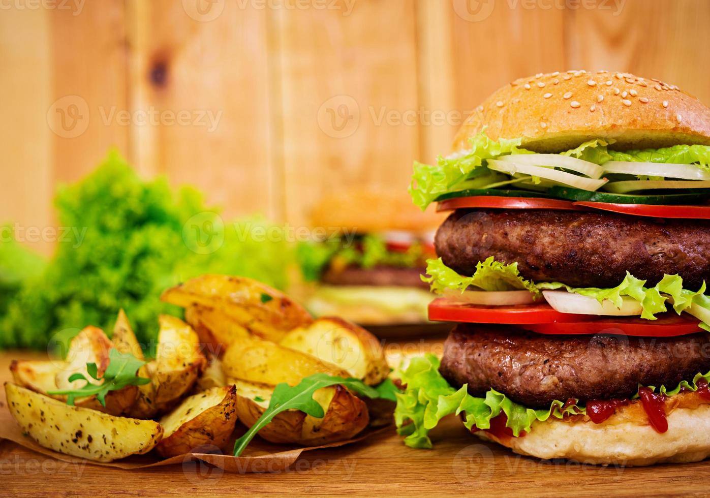 delizioso hamburger fatto a mano su fondo di legno. vista ravvicinata foto