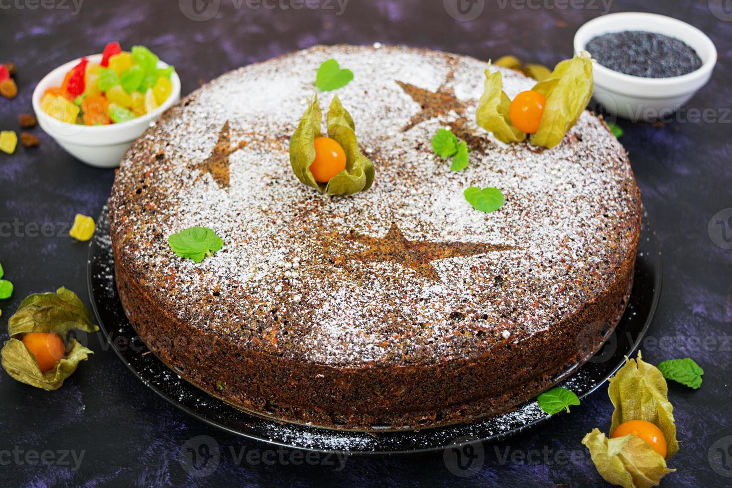 torta di papaveri con uvetta e frutta candita foto