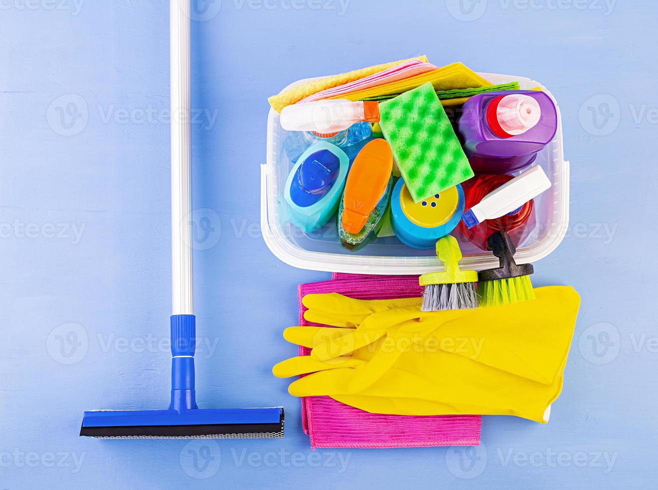concetto di servizio di pulizia. set di pulizia colorato per diverse superfici in cucina, bagno e altre stanze. vista dall'alto foto