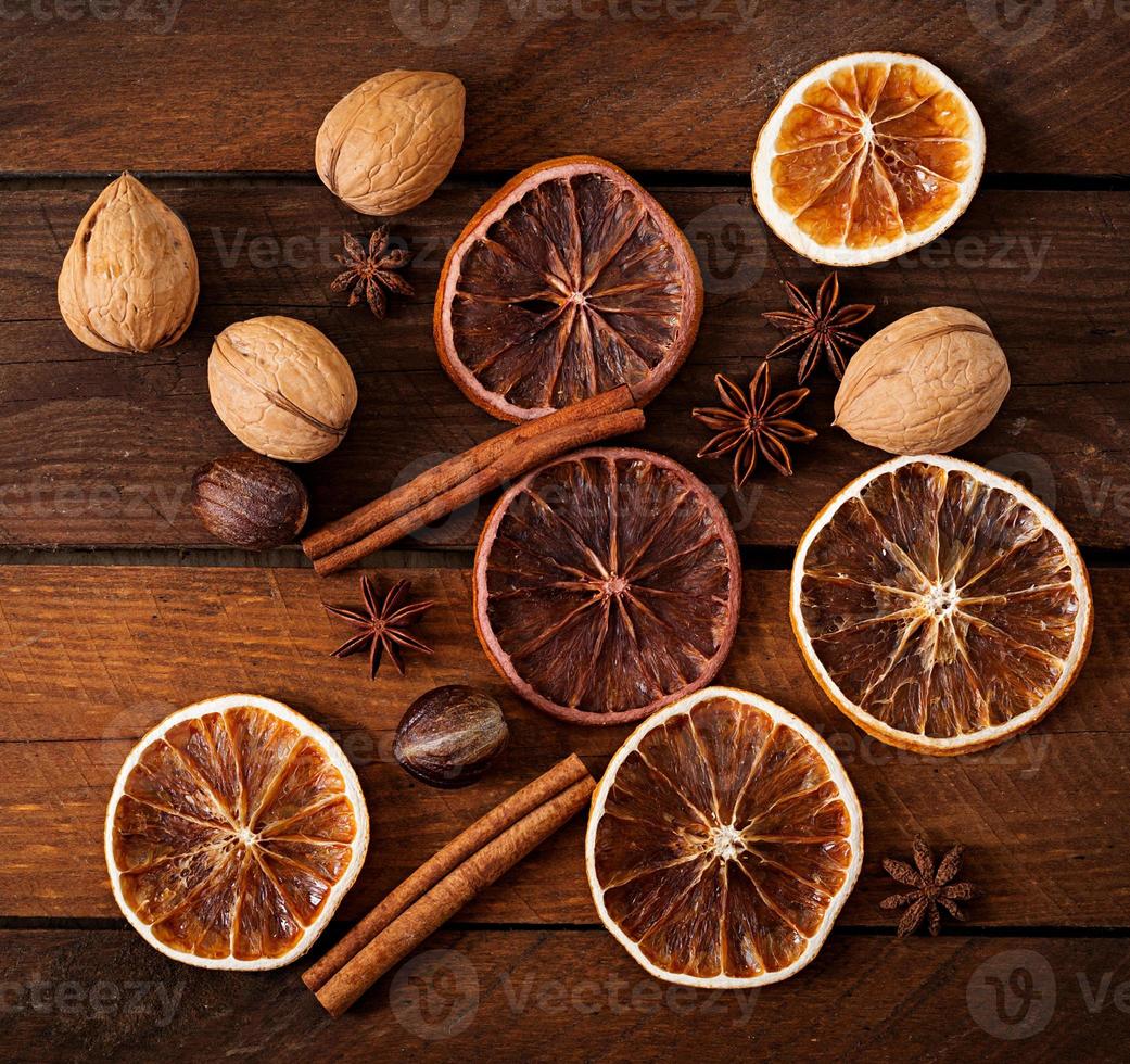 spezie su uno sfondo di legno. sfondo di natale foto