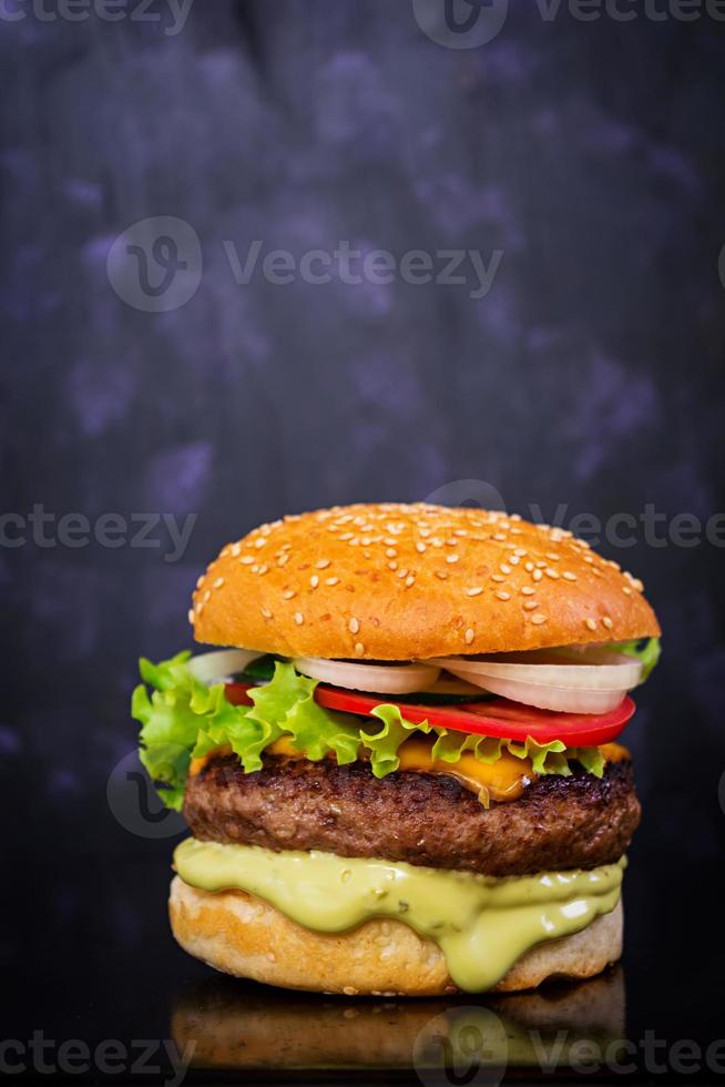 delizioso hamburger fatto a mano su sfondo scuro. vista ravvicinata foto