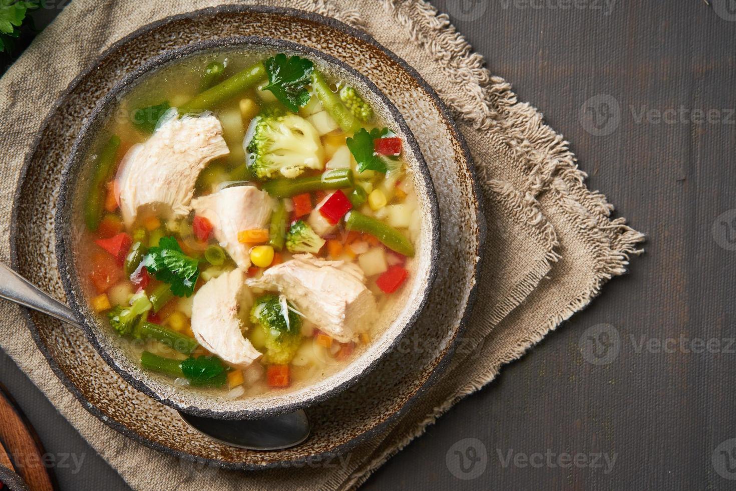 zuppa di verdure, piatto primaverile vegetariano dietetico, tovagliolo di lino, vista dall'alto, foto