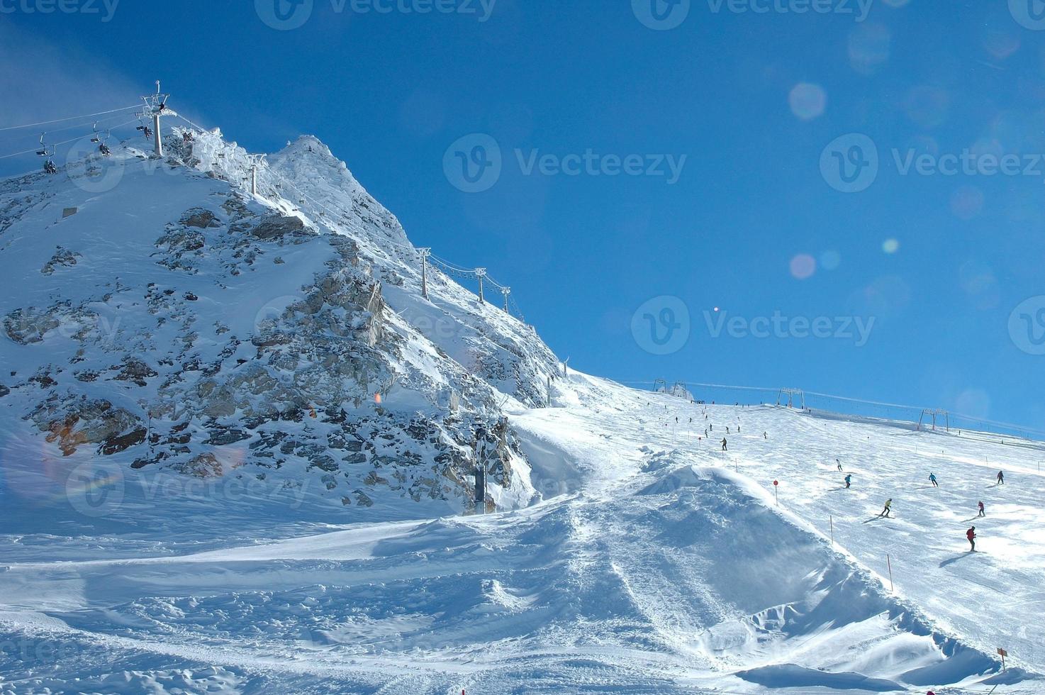 pista da sci e ascensore sul ghiacciaio di Hintertux foto