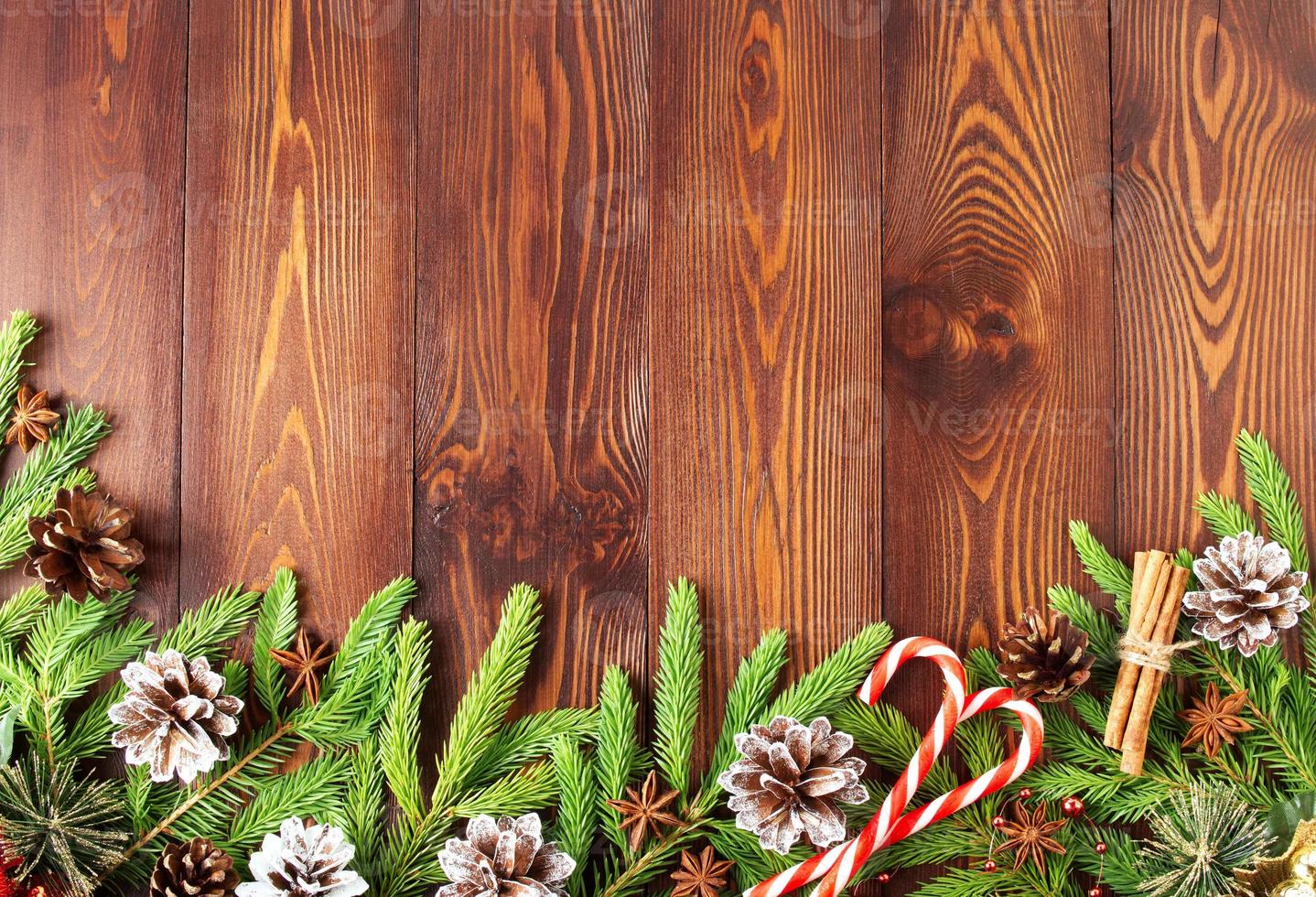 natale e felice anno nuovo sfondo marrone scuro. vista dall'alto, copia spazio, tavolo rustico in legno, rami di abete foto