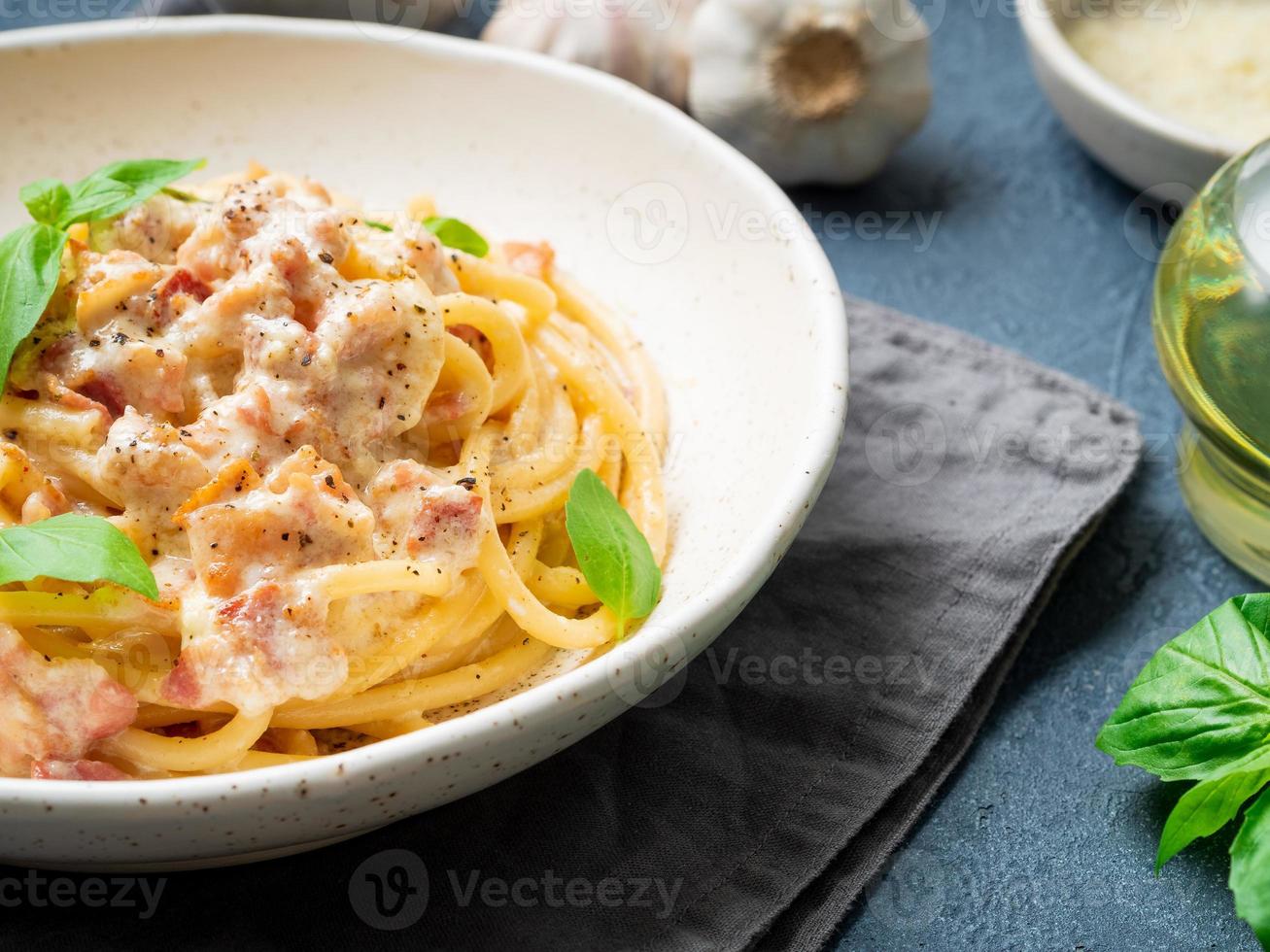 pasta alla carbonara. spaghetti con pancetta, uovo, parmigiano foto