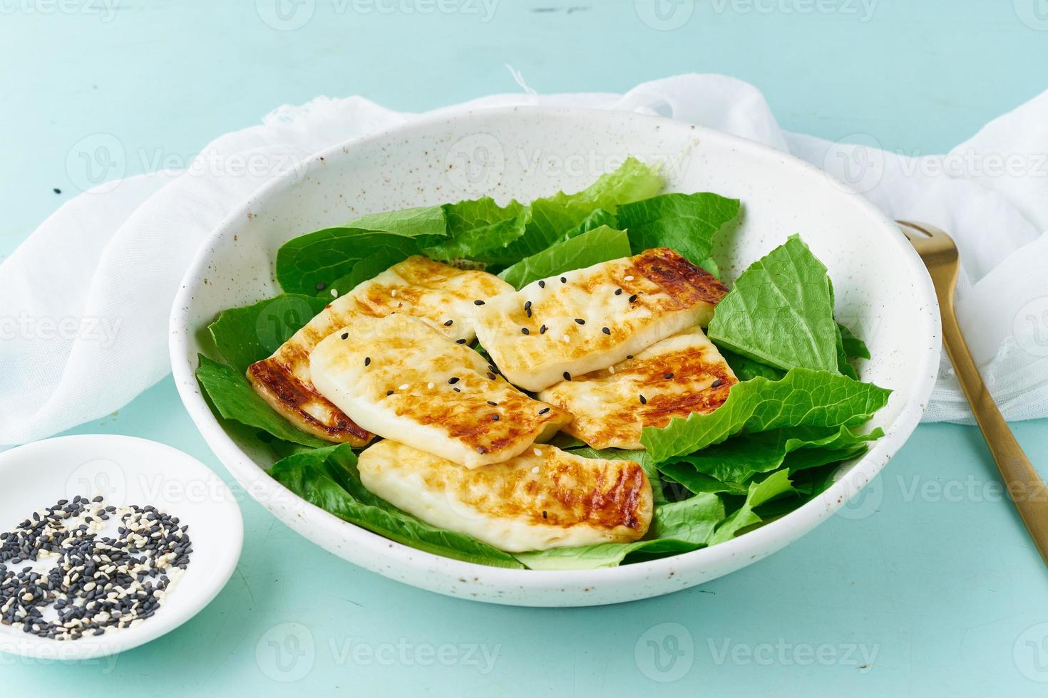 dieta chetogenica haloumi con lattuga su sfondo pastello primo piano, cibo sano foto
