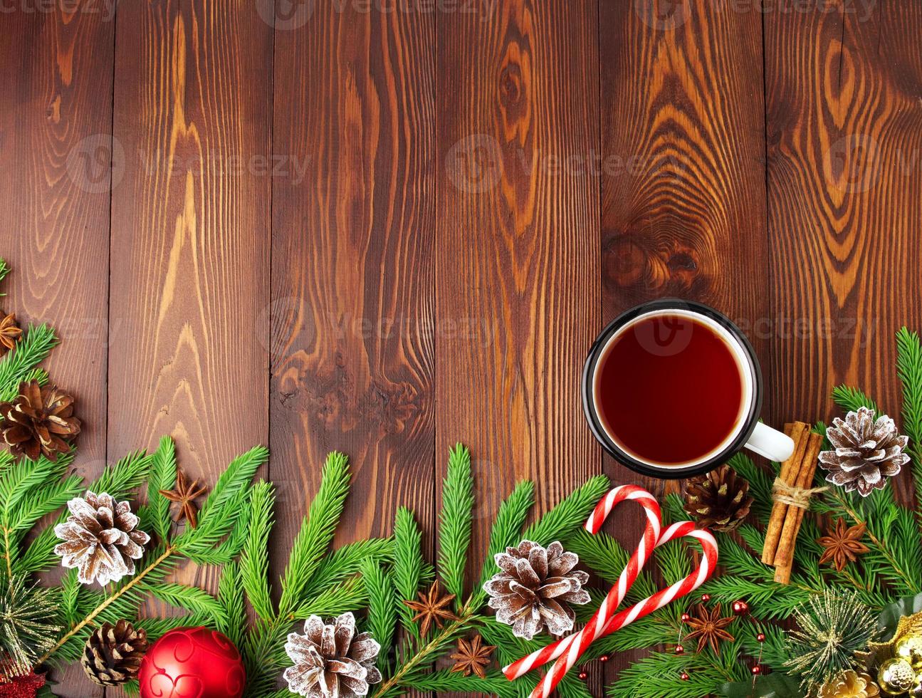 natale e felice anno nuovo sfondo marrone scuro. confezione regalo di natale, rami di abete foto