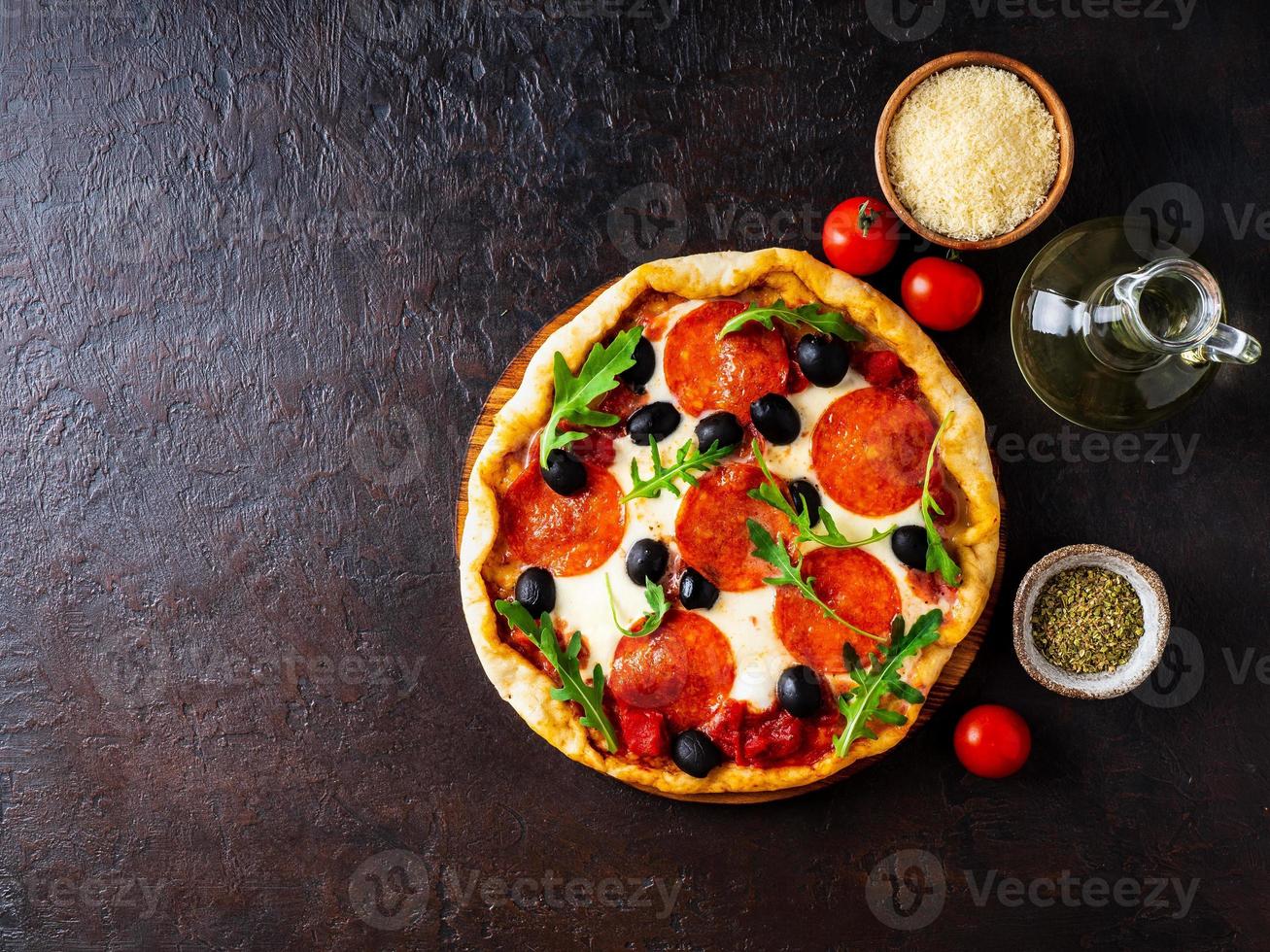 pizza italiana calda fatta in casa margherita con mozzarella e pomodori foto