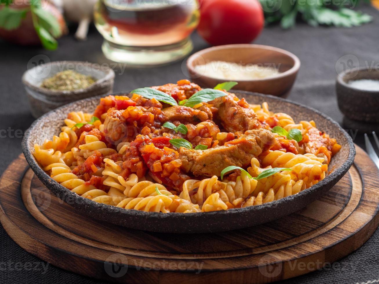 pasta alla bolognese. fusilli al pomodoro, macinato di manzo foto