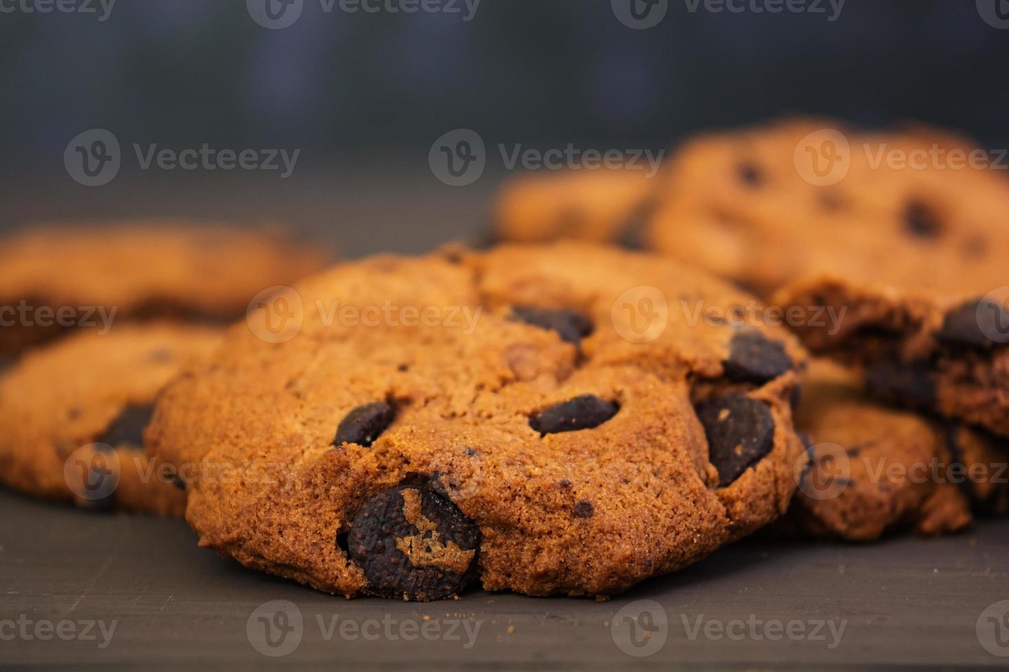 biscotti con cioccolato su fondo di legno scuro foto