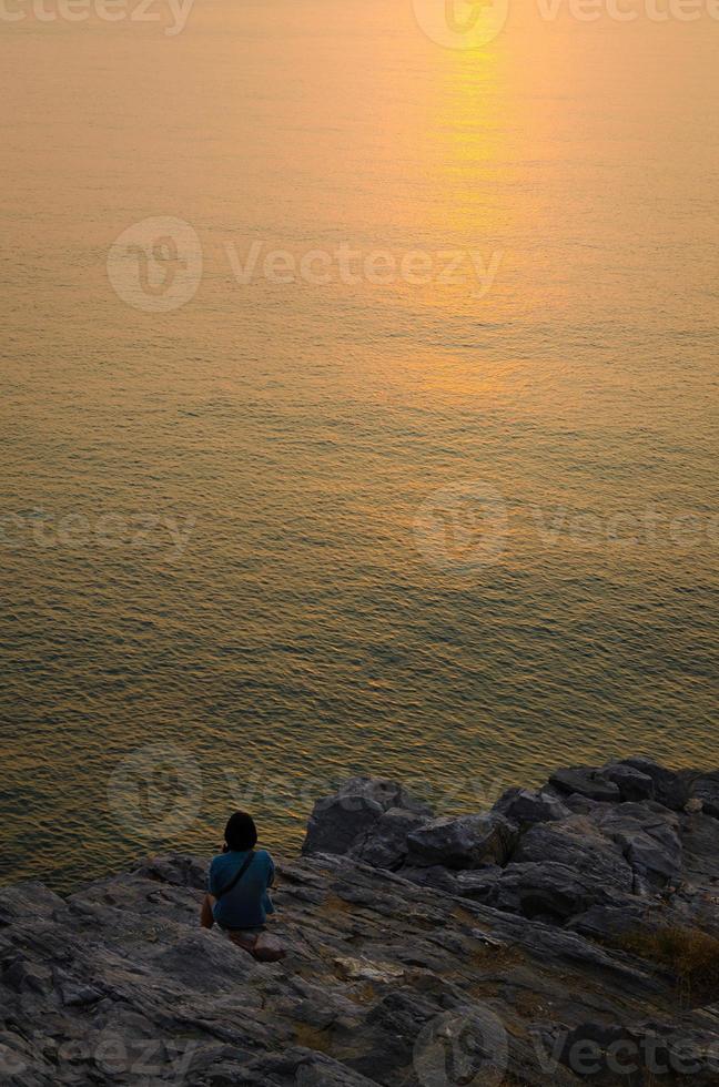 bella donna che guarda al mare, tramonto sull'isola, concetto di sfondo romantico. foto