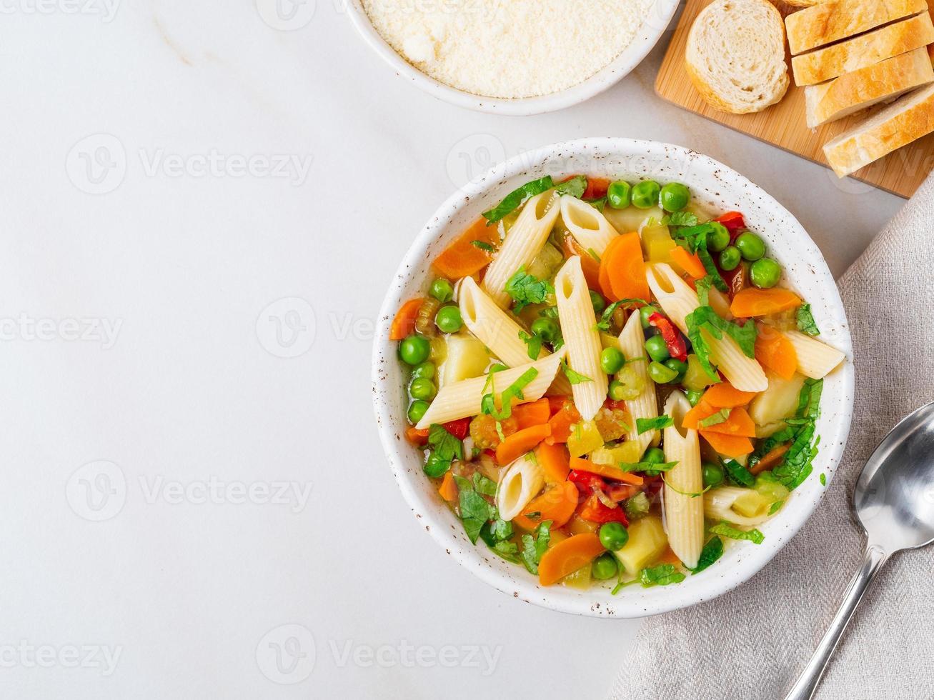 zuppa di verdure, piatto vegetariano primaverile luminoso. foto