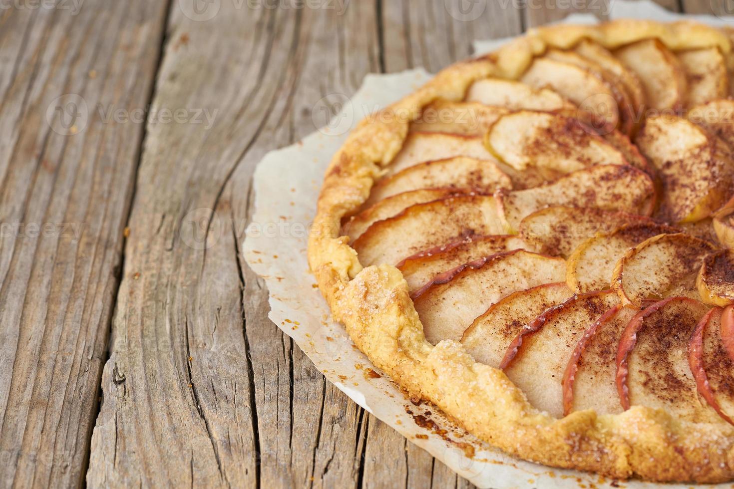 torta di mele, galette con frutta, dolci sul vecchio tavolo rustico in legno, vista laterale, spazio per la copia. foto