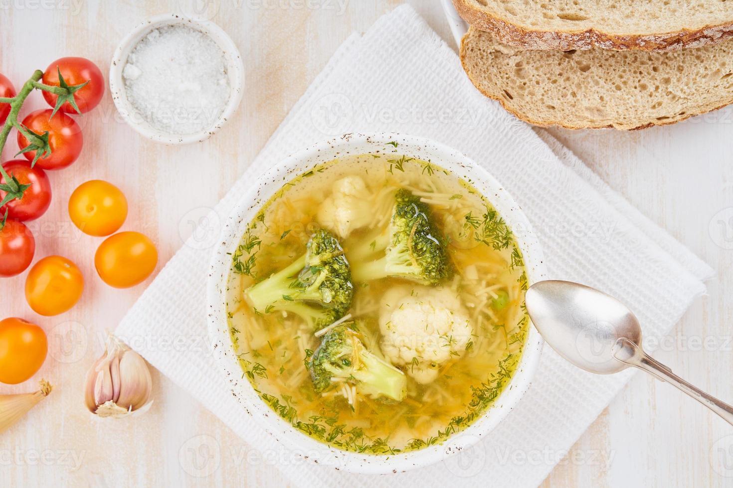 zuppa di broccoli, piatto vegetariano dietetico sano di verdure primaverili, vista dall'alto, primo piano, vista dall'alto foto